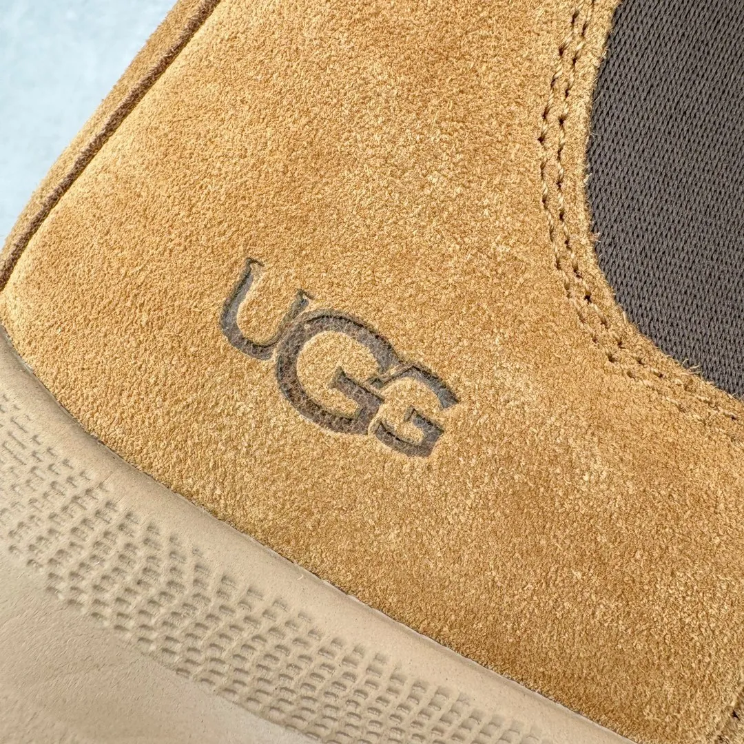 Pick up locally 💰640 UGG 2050 Chelsea men's autumn and winter sheepskin and fur integrated snow boots. All shoes are made from the same factory as ZP. Longfeng A-grade Australian imported sheepskin and fur integrated men's boots. Brand OEM production line. Fully follow the ZP process. Original pattern maker of the OEM. Adhering to the principle of no original shoes and no development selection. Pay attention to every detail. The most authentic version on the market. TREADLITE "Light Wing" technology outsole. Lightweight/durable/flexible/pile size: 40 41 42 43 44 45 Coding: by3936050